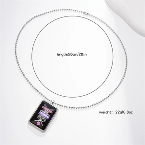 Détail du pendentif de tennis avec citation Every Day Is An Opportunity To Exceed Limits