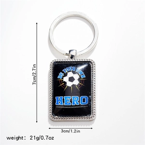 Portachiavi calcio in lega con scritta Be Your Own Hero e dimensioni di 7x3cm totali