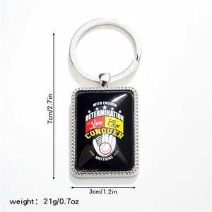 Vue détaillée de la taille du porte-clés baseball avec citation inspirante en argent