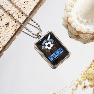 Dettaglio della collana rettangolare calcio con incisione Be Your Own Hero per atleti