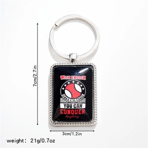 Détail du porte-clés de baseball en métal avec slogan et logo de balle rouge et blanc