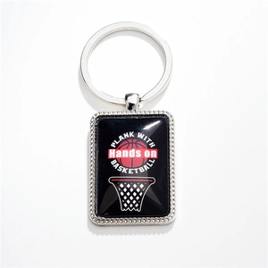 Polierter silberner Basketball-Anhänger mit schwarzem Epoxid-Finish auf weißem Hintergrund