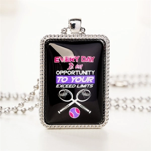 Collier de tennis rectangulaire avec chaîne à billes et pendentif texte de sport