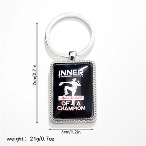 Porte-clés baseball poli montrant les dimensions de 7cm et les détails du texte gravé