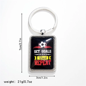Dettaglio portachiavi calcio misure 7x3cm con slogan motivazionale Set Goals Reach Repeat