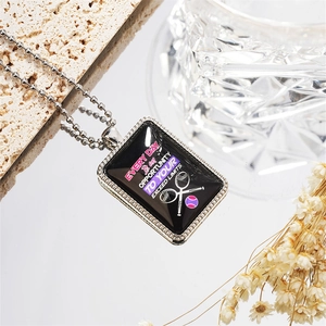 Pendentif de tennis inspirant avec citation motivante imprimée sur une plaque rectangulaire
