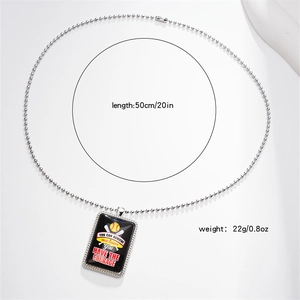 Détail du collier de baseball avec pendentif gravé d'une citation de motivation