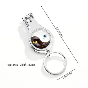 Dettaglio del tagliaunghie portachiavi yin-yang con misure di 8,8 cm e 3,3 cm