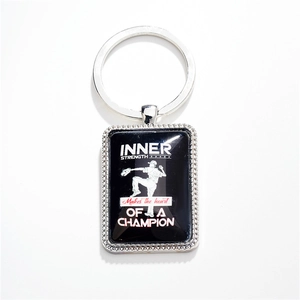 Porte-clés de sport baseball avec citation inspirante dans un cadre métallique rectangulaire