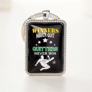 Portachiavi calcio con citazione Winners Never Quit e sagoma di un atleta