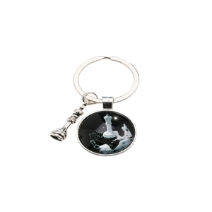 Silberner Schlüsselanhänger mit Schachkönig-Anhänger und kleinem Metall-Schachfiguren-Charme