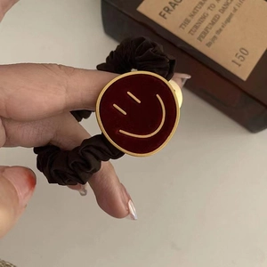 Retro donkerbruine scrunchie met bordeauxrode fluwelen smiley metalen bedeltje