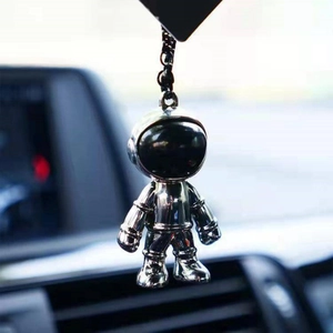 Portachiavi astronauta in metallo argento appeso allo specchietto retrovisore auto