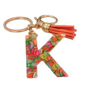 Porte-clés lettre K en résine avec fruits, fermoir doré et pompon orange