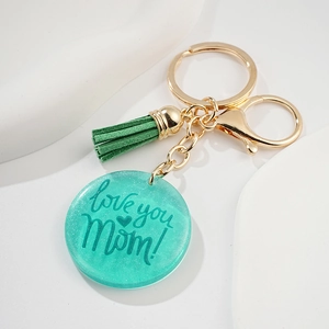 Vue détaillée du pendentif en résine sarcelle avec texte love you Mom et gland en cuir