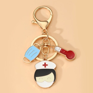 Détail d'un porte-clés médical avec masque bleu, thermomètre rouge et breloque infirmière