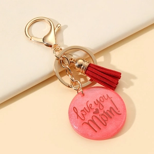 Porte-clés en résine rose avec texte love you Mom, pompon rouge et fermoir doré chic