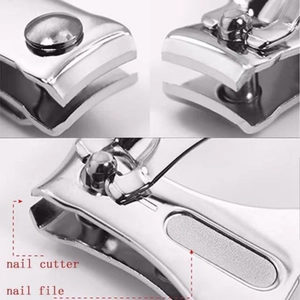 Détail d'un coupe-ongles en acier inoxydable avec lame tranchante et lime à ongles intégrée