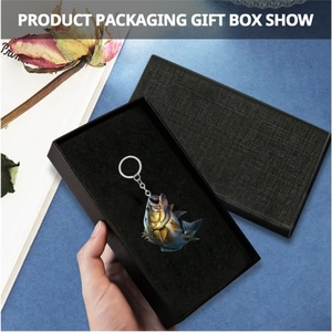 Acryl-Schlüsselanhänger mit Schwarzbarsch-Motiv in schwarzer Geschenkbox mit Metallring