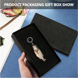 Portachiavi con pesce realistico in scatola regalo nera per decoro specchietto auto