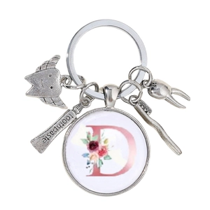 Porte-clés dentaire détaillé avec pendentif lettre D et breloques de soins dentaires