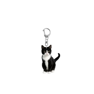 Dettaglio del portachiavi gatto tuxedo in acrilico con chiusura a molla in metallo lucido