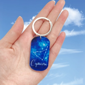 Détail du porte-clés Capricorne en acrylique avec design étoilé et anneau argenté