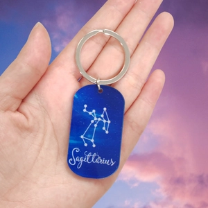 Détail du porte-clés Sagittaire en acrylique avec carte des constellations blanche