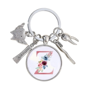 Détail de breloques de dent et brosse à dents avec pendentif lettre Z sur porte-clés