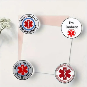 Dettaglio di quattro pin di avviso medico circolari per diabete Tipo 1 e Tipo 2 con Star of Life