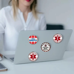 Dettaglio magneti medici per diabete su laptop, con testo di avviso chiaro e visibile