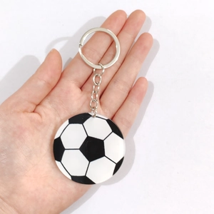 Dettaglio di un portachiavi da calcio in acrilico circolare con anello in metallo argento