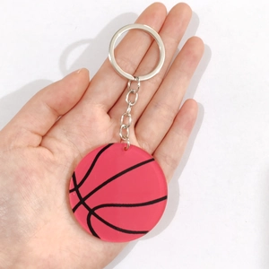 Dettaglio di un portachiavi a pallone da basket rosa con anello in metallo argento