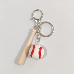 Détail du porte-clés baseball 3D avec mini batte en bois et balle blanche souple