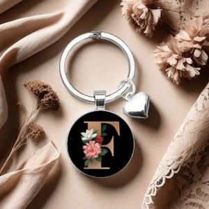 Detail eines Vintage-Schlüsselanhängers mit Rosen-Buchstabe F Anhänger und Herz-Charm