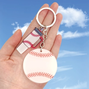 Détail d'un porte-clés de baseball en acrylique avec pendentif en forme de gobelet