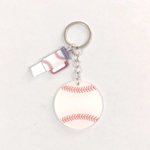 Détail d'un porte-clés baseball en acrylique avec breloque gobelet et motif de couture
