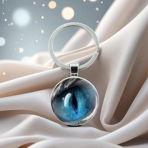 Detaillierte Nahaufnahme des blauen Augen-Glaskuppel-Anhängers mit silbernem Kranzring