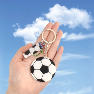 Porte-clés de football en acrylique avec pendentif sifflet sur fond de ciel bleu