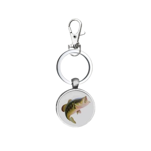 Détail d'un porte-clés en métal argenté avec pendentif motif bar pour passionnés de pêche