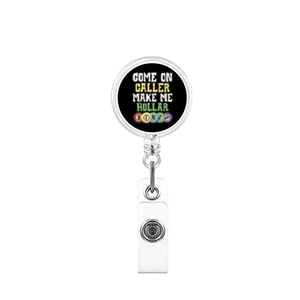 Détail d'un porte-badge rétractable avec motif Bingo et clip de ceinture en métal robuste