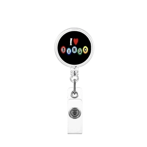 Détail de l'enrouleur de badge en métal avec imprimé I Love Bingo et lanière en PVC