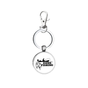 Détail d'un porte-clés de pêche argenté avec texte Gone Fishing et pendentif rond en métal