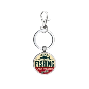 Détail du porte-clés de pêche argenté avec texte Gone Fishing Catch You Later et motif