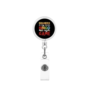 Détail du porte-badge rétractable avec motif Grandpa Bingo imprimé sur socle blanc