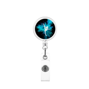 Dettaglio del porta badge retrattile con silhouette di ginnasta bianca su fondo fumo