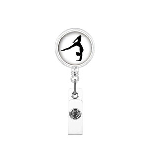 Dettaglio del porta badge retrattile con silhouette di ginnasta di yoga su disco metallico