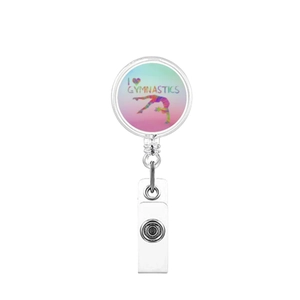 Dettaglio porta badge retrattile con logo I Love Gymnastics e clip in plastica trasparente
