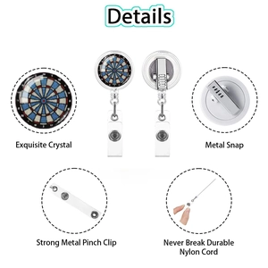 Gros plan du badge rétractable cible de fléchettes avec clip métal et cordon nylon