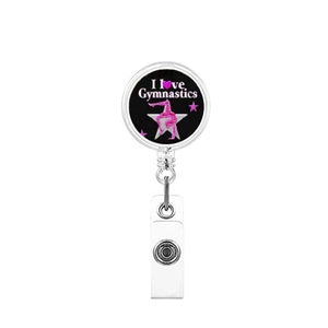 Dettaglio del porta badge retrattile con stampa I Love Gymnastics e clip in metallo